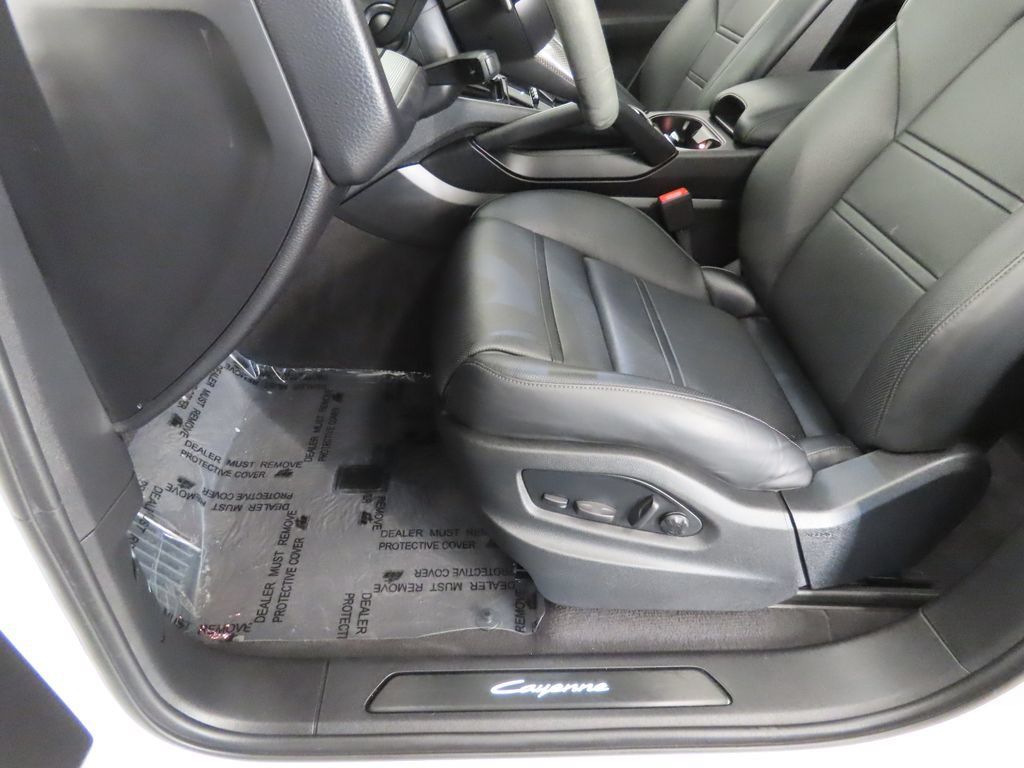 Certified 2025 Porsche Cayenne Coupe AWD/4WD image 40