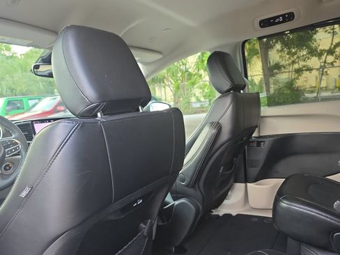 Used 2023 Chrysler Pacifica Touring-L FWD image 15