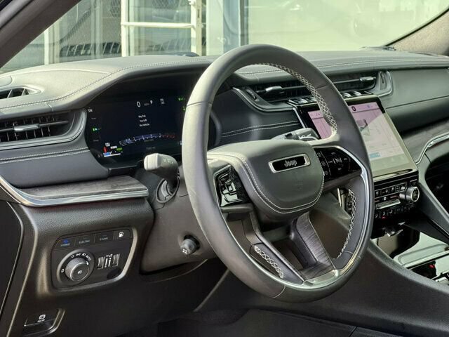 Used 2023 Jeep Grand Cherokee Overland AWD/4WD image 18