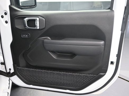 Used 2025 Jeep Wrangler Sport image 9