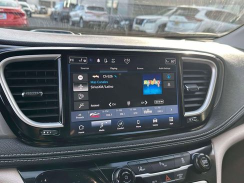 Used 2023 Chrysler Pacifica Touring-L FWD image 27