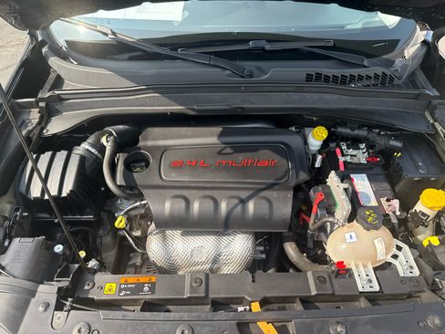 Used 2016 Jeep Renegade Latitude AWD/4WD image 16