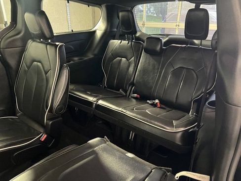Certified 2025 Chrysler Pacifica Limited FWD image 23