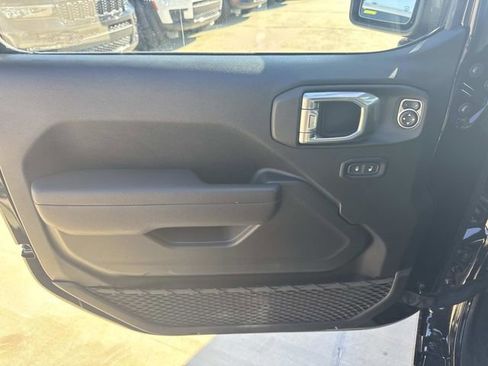 Used 2025 Jeep Gladiator Sport image 21