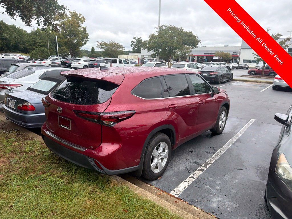Used 2024 Toyota Highlander LE FWD image 5