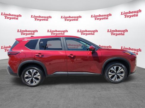 Used 2023 Nissan Rogue SV image 2