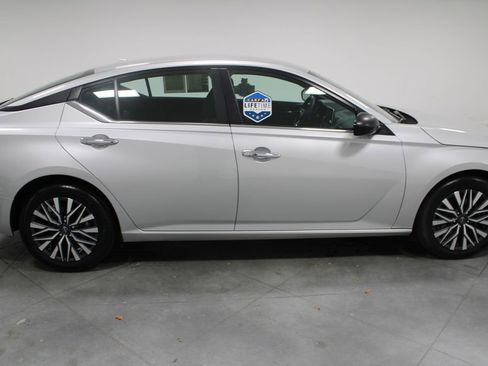 Used 2024 Nissan Altima 2.5 SV image 11
