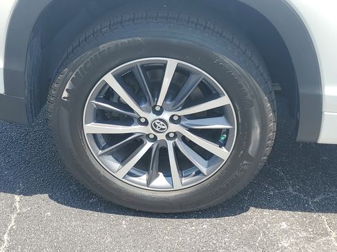 Certified 2017 Toyota Highlander XLE FWD image 8