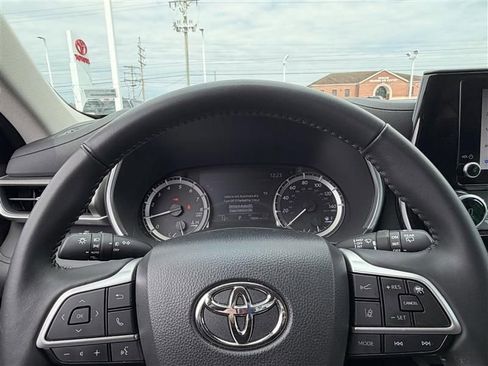 Used 2025 Toyota Highlander XLE image 2