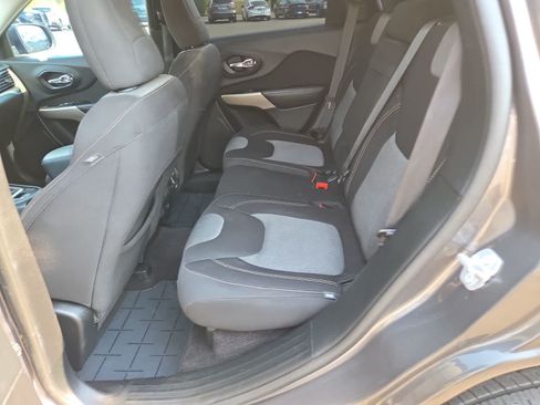 Used 2018 Jeep Cherokee Latitude FWD image 21