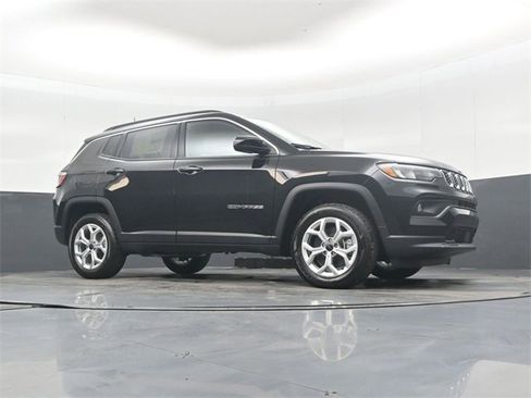 New 2026 Jeep Compass Latitude w/ Mopar Graphics Package image 38