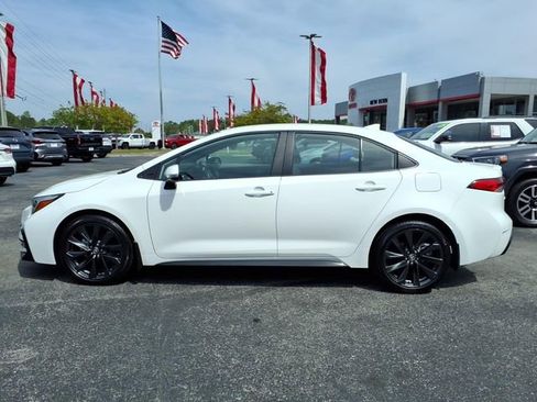 Used 2025 Toyota Corolla SE FWD image 3