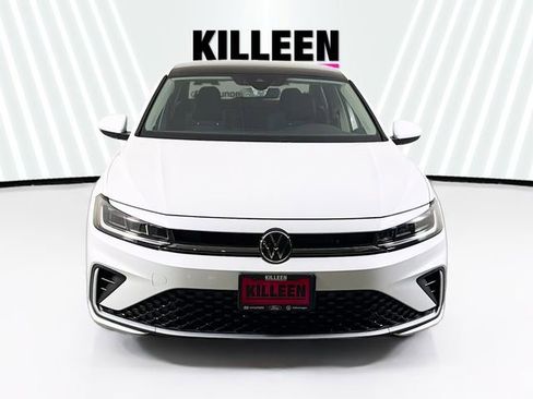 Used 2025 Volkswagen Jetta SE w/ Sunroof Package image 2