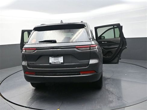 New 2025 Jeep Grand Cherokee Altitude image 30