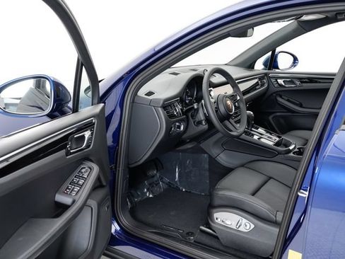 Certified 2025 Porsche Macan AWD/4WD image 6
