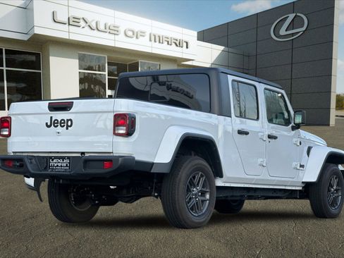 Used 2024 Jeep Gladiator Sport image 8