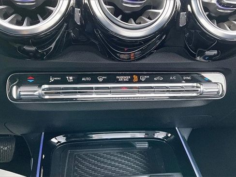 Used 2025 Mercedes-Benz GLB 250 4MATIC image 18