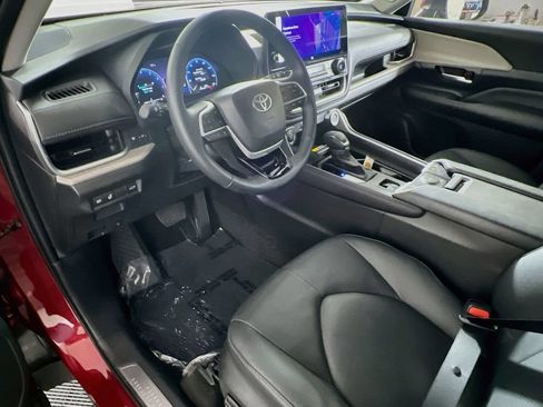 Certified 2025 Toyota Grand Highlander AWD image 8