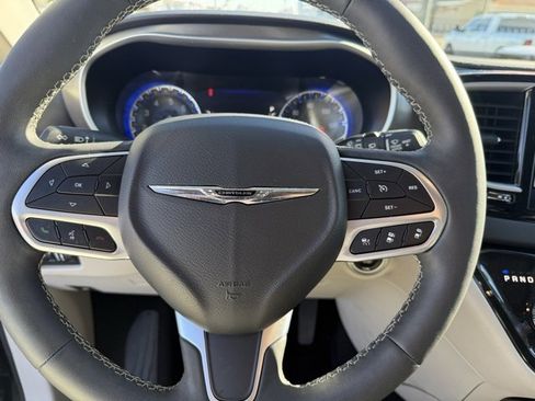 Certified 2024 Chrysler Pacifica Touring-L image 15
