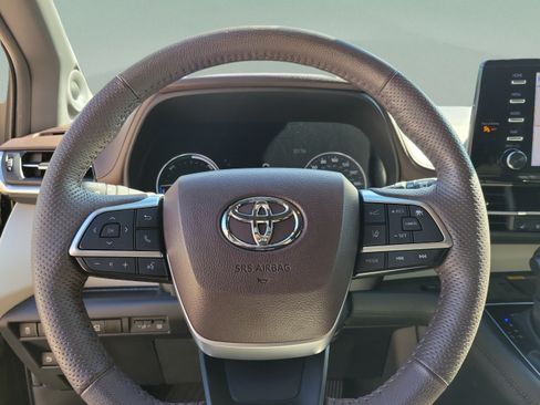 Used 2024 Toyota Sienna Platinum FWD image 12