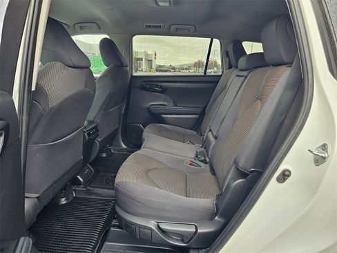 Used 2023 Toyota Highlander LE image 17