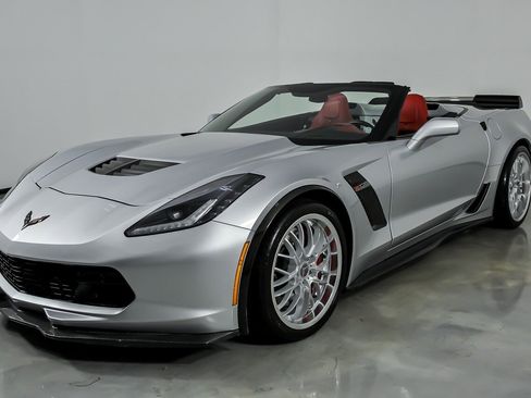 Used 2015 Chevrolet Corvette Z06 w/ 3LZ Preferred Equipment Group RWD image 6