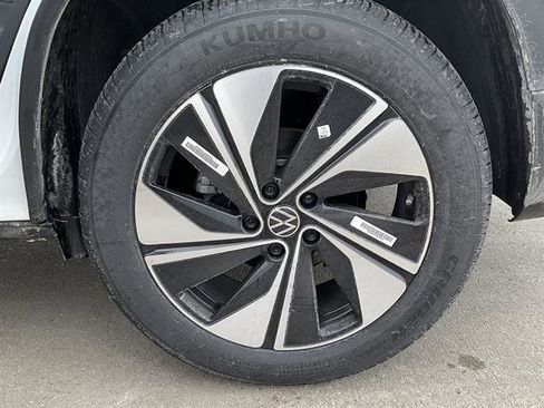 New 2026 Volkswagen Taos SE image 11