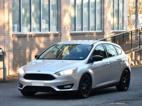 Used 2016 Ford Focus SE w/ Equipment Group 201A image 3