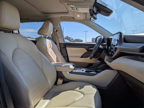 Used 2020 Toyota Highlander XLE image 31