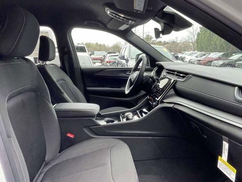 New 2025 Jeep Grand Cherokee Laredo w/ Luxury Tech Group I image 16