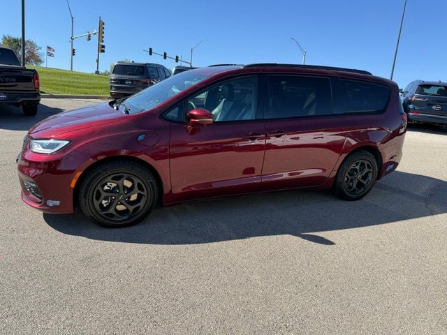 Used 2021 Chrysler Pacifica Limited w/ Uconnect Theater Family Group FWD image 4