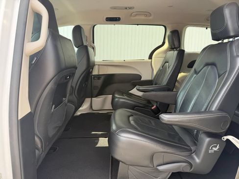 Used 2022 Chrysler Pacifica Touring-L FWD image 32
