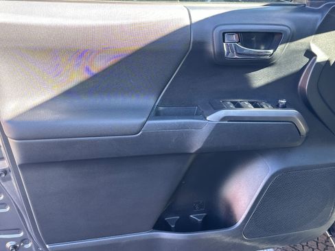 Used 2018 Toyota Tacoma TRD Sport image 14