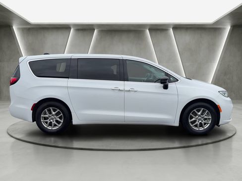 Used 2024 Chrysler Pacifica Touring-L FWD image 6
