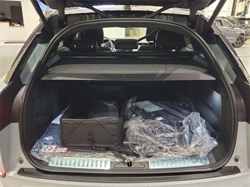 New 2026 Land Rover Range Rover Velar Dynamic SE image 10