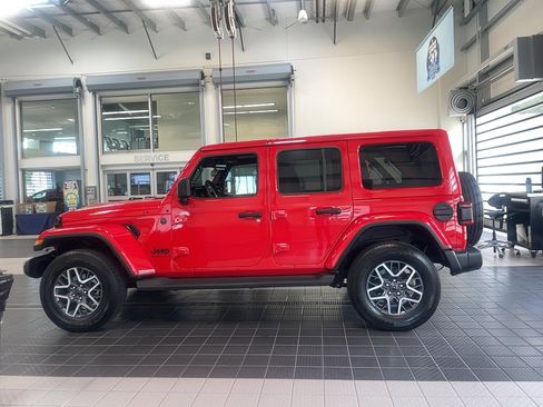 Used 2025 Jeep Wrangler Unlimited Sahara AWD/4WD image 4