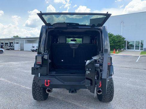 Used 2017 Jeep Wrangler Sahara AWD/4WD image 7