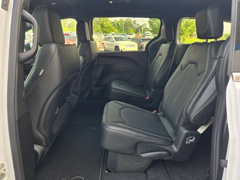 New 2027 Chrysler Pacifica LX FWD image 32