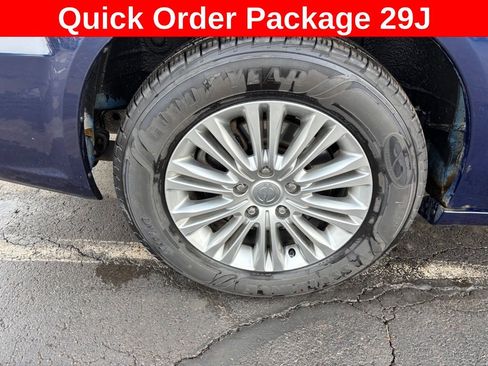 Used 2015 Chrysler Town & Country Touring-L w/ Driver Convenience Group image 11