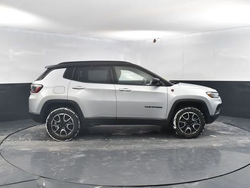 Used 2024 Jeep Compass Trailhawk image 11