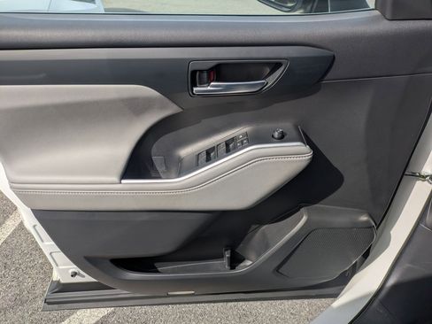 Used 2023 Toyota Highlander XLE image 6