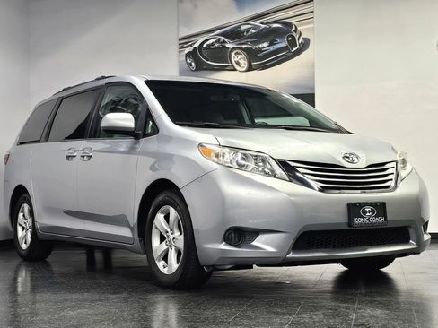 Used 2016 Toyota Sienna LE FWD image 3