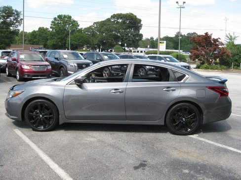 Used 2017 Nissan Altima 2.5 SR w/ Midnight Edition Package FWD image 4