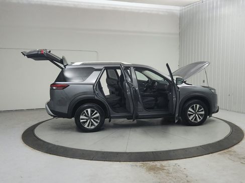 Used 2025 Nissan Pathfinder SL AWD/4WD image 17