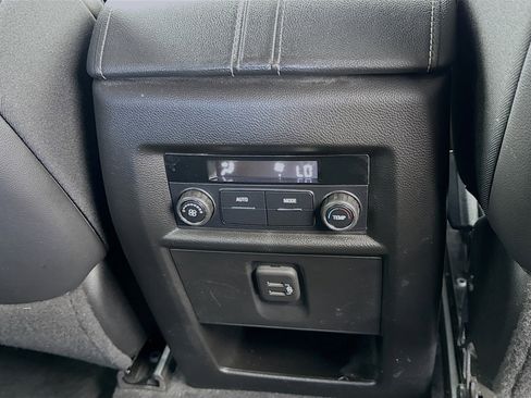 Used 2022 Chevrolet Traverse LT image 16