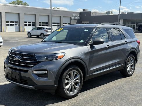 Certified 2022 Ford Explorer XLT w/ Equipment Group 202A image 5