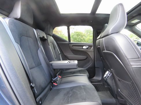 Used 2022 Volvo XC40 T5 R-Design w/ Advanced Package image 17