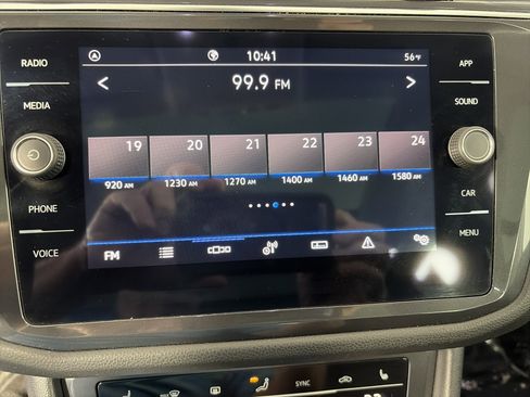 Used 2023 Volkswagen Tiguan SE w/ Panoramic Sunroof Package FWD image 21