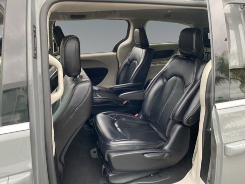 Used 2023 Chrysler Pacifica Touring-L FWD image 13