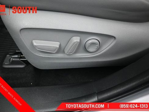Used 2022 Toyota Highlander XLE AWD/4WD image 24